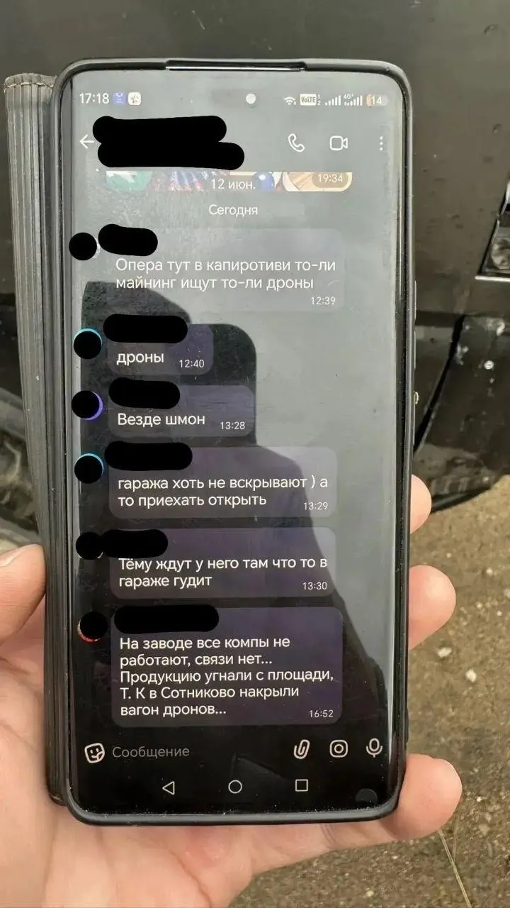 В районе посёлка Восточный в Улан‑Удэ проходят проверки. Жителей просят отмечать подозрительные грузовики и поведение людей и сообщать об этом в полицию — сведения о найденном «вагоне с дронами» официально не подтверждены.