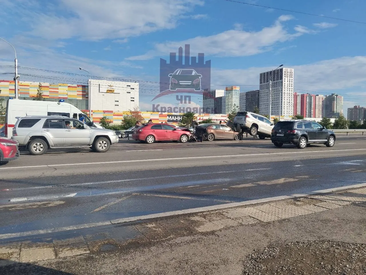 У торгового центра «Планета» Mitsubishi Lancer врезался в стоявшие Mazda и Mitsubishi Pajero. Есть пострадавшие, им оказали помощь на месте, госпитализация не потребовалась.