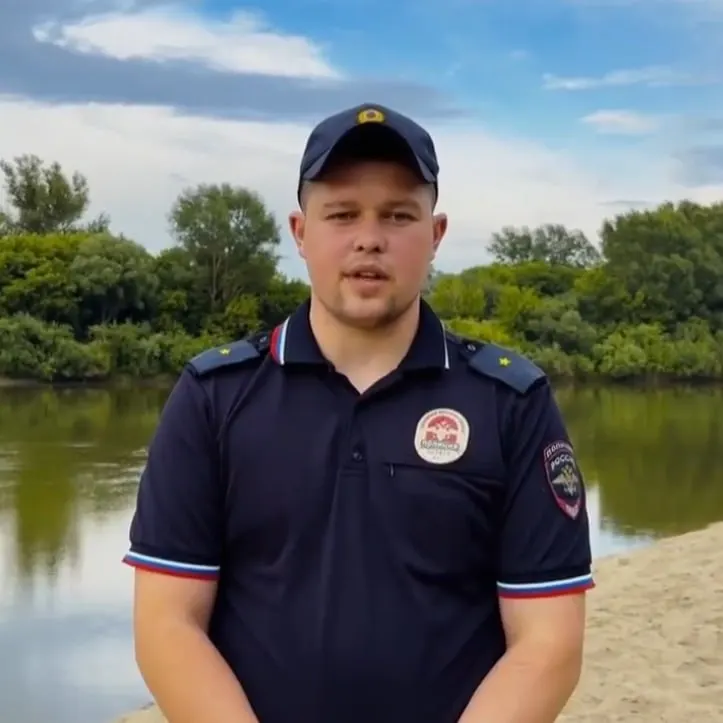 На городском пляже в Заринске полицейский прыгнул в воду и вытащил из реки двоих нетрезвых мужчин. Оба переданы медикам для оказания первой помощи.