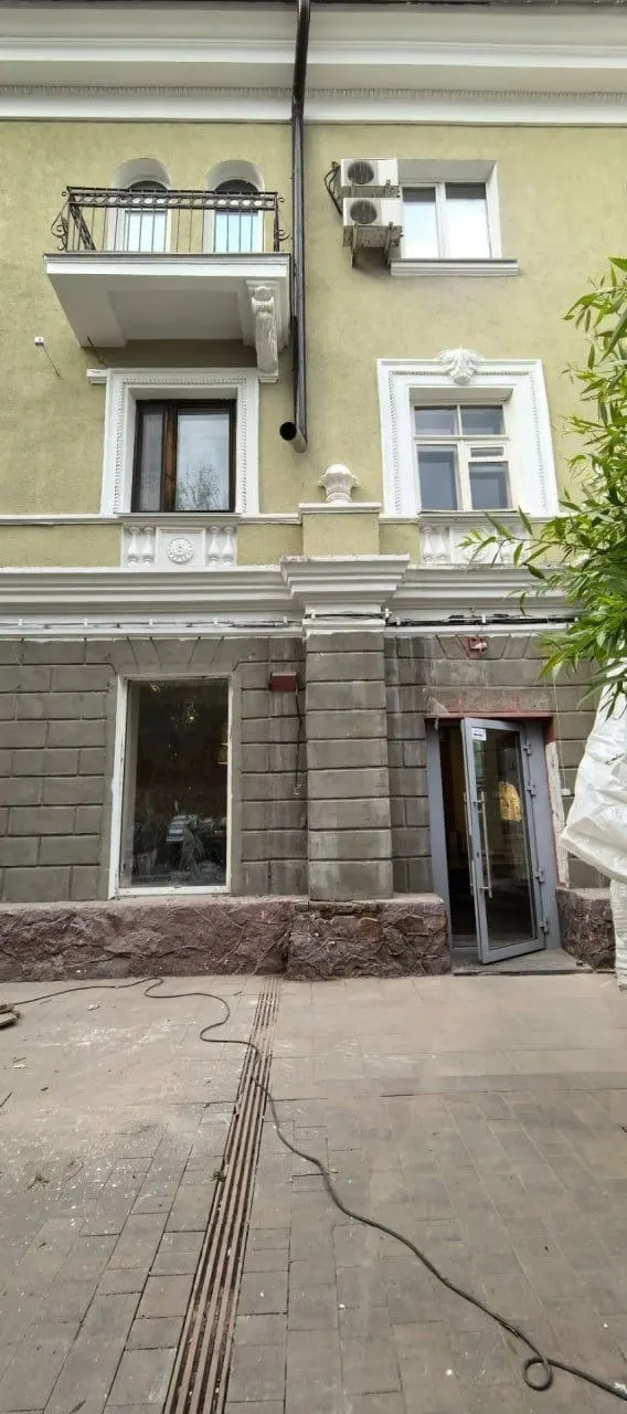 После работ водосток на доме по адресу Красной Армии, 14 закрепили так, что во время дождя вода попадает на уровень второго этажа.