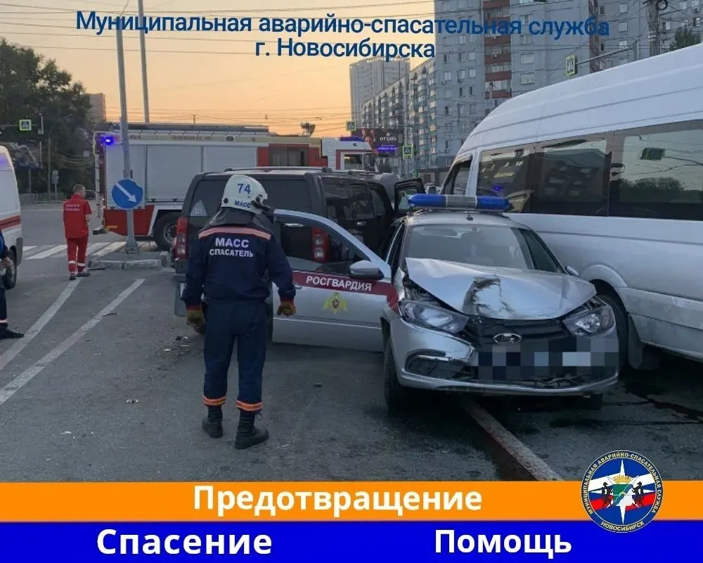 Внедорожник Hummer столкнулся с автомобилем Росгвардии на перекрёстке в Новосибирске; один сотрудник получил травмы, причину ДТП выясняет дорожная инспекция.