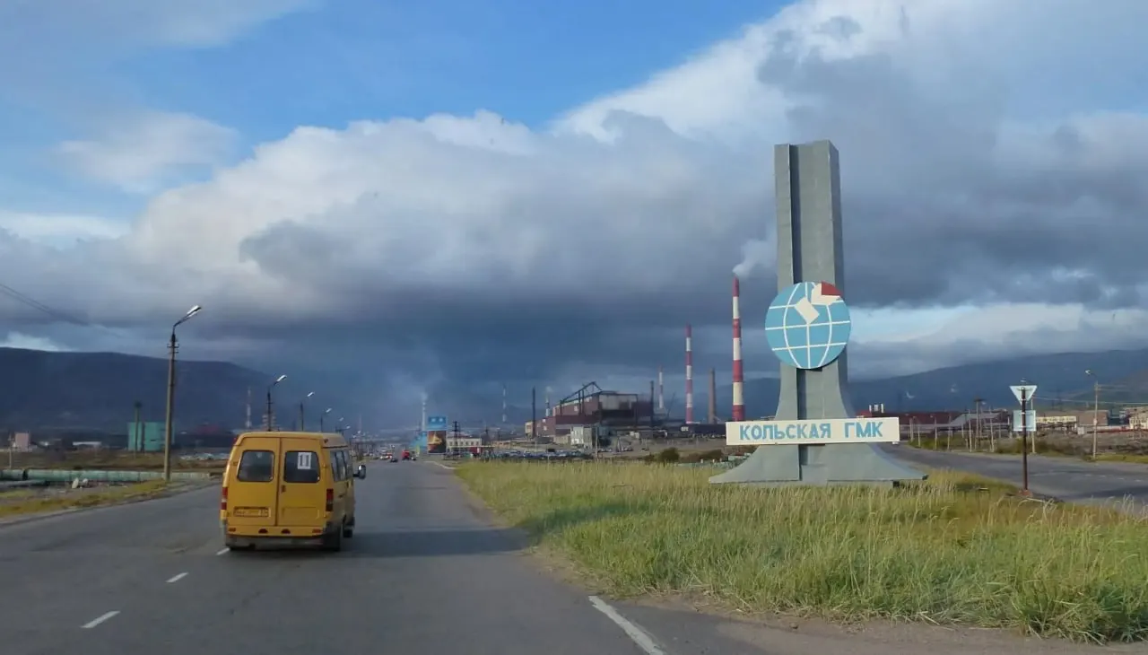 Норникель планирует с июля 2026 года перерабатывать в Мончегорске около 40% мирового палладия; финские экологи опасаются роста выбросов, компания обещает современные системы очистки.