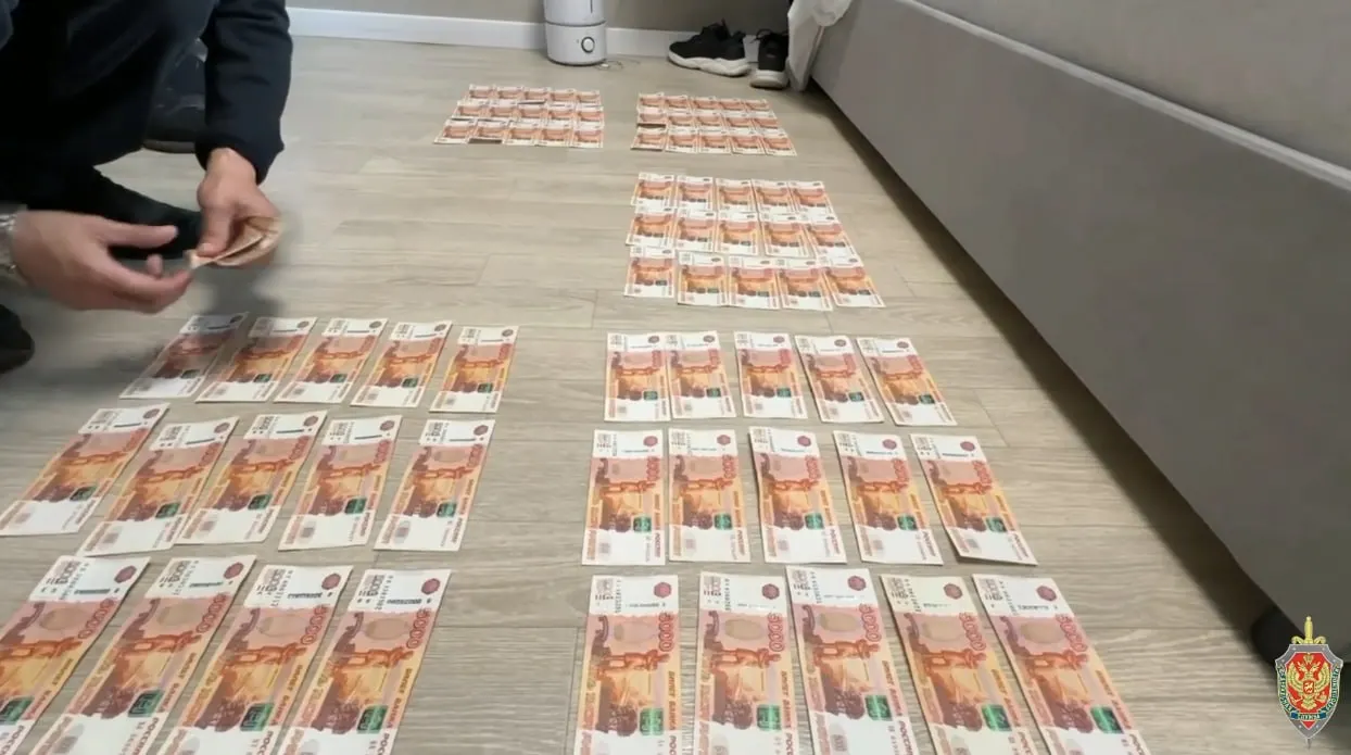 В Забайкальском крае и Иркутской области задержаны трое участников группировки, обвиняемые в кражах, грабежах и вымогательстве; при обысках изъяли оружие и поддельное удостоверение.