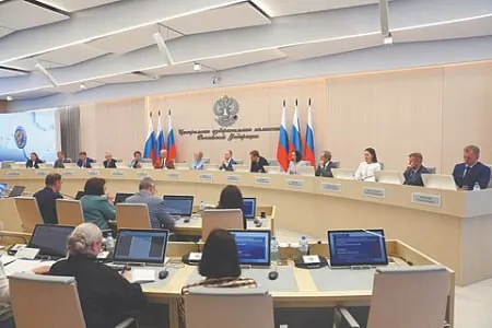 Если из списка выбывает четверть кандидатов, партия может быть снята с выборов; уже фиксируются штрафы, задержания и обыски в разных регионах.