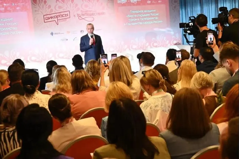 Форум «Дикоросы» проходит впервые в рамках Международного туристического форума «Путешествуй!». Губернатор отметил насыщенную четырехдневную программу и важность раскрытия туристического потенциала Сибири.