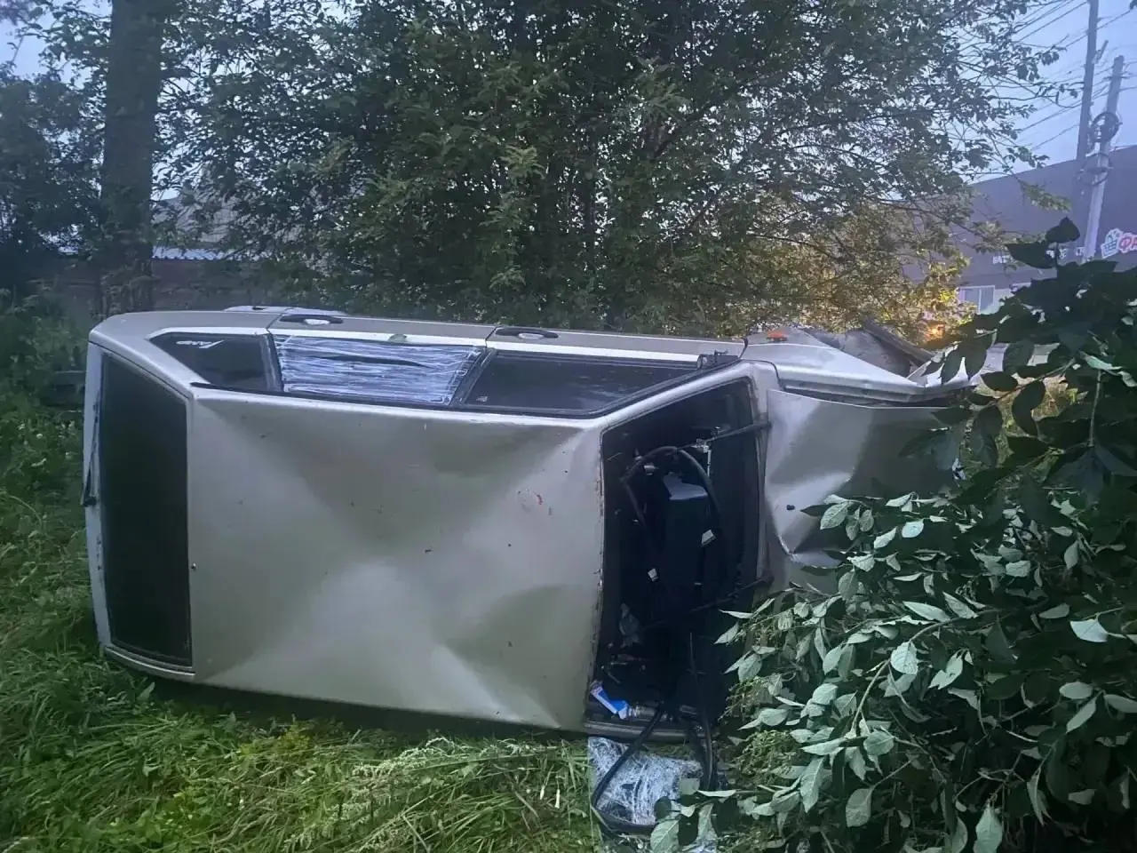 Ночью 26 июля в селе Нарва 17‑летний водитель без прав и в состоянии опьянения наехал на двух людей на обочине: двое погибли, ещё один пассажир получил травмы. Проводится проверка, рассматривается уголовное дело.