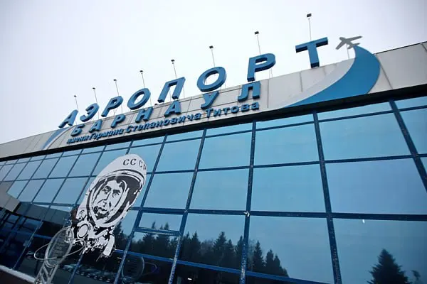 Власти Алтайского края рассматривают возможность запуска прямых рейсов из Барнаула в крупные деловые и туристические города Казахстана после ввода в эксплуатацию нового терминала; объект должен удвоить пропускную способность, но сроки строительства несколько раз переносились.