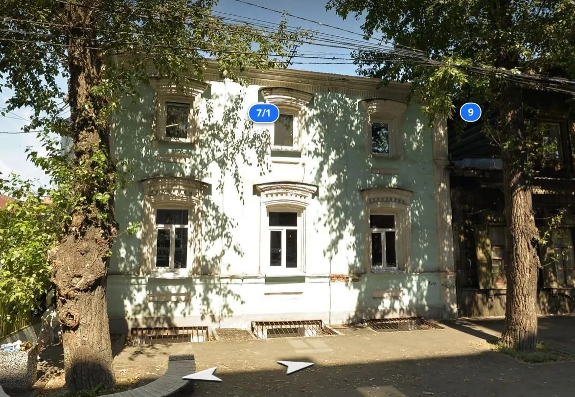 Арбитраж признал незаконной продажу памятника регионального значения и обязал вернуть в муниципальную собственность здание и участок; мэрия должна возместить фирме уплаченную сумму.