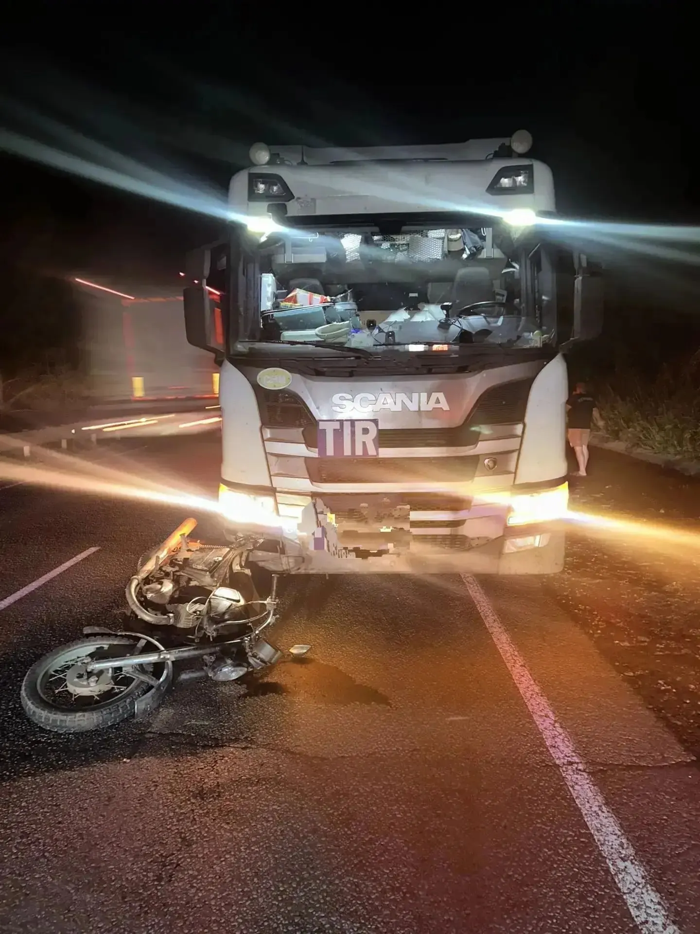 На 696-м километре трассы между Хохотуем и Новопавловкой водитель Scania столкнулся с мотоциклом «ИЖ Планета». 27‑летнего мотоциклиста госпитализировали с травмами.
