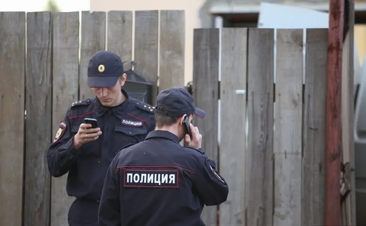 Петропавловский районный суд признал местную жительницу виновной в убийстве супруга. Инцидент произошёл в мае 2026 года: во время ссоры женщина задушила мужа. Суд учёл признание вины, раскаяние и состояние здоровья подсудимой; ей назначили 7 лет колонии общего режима.