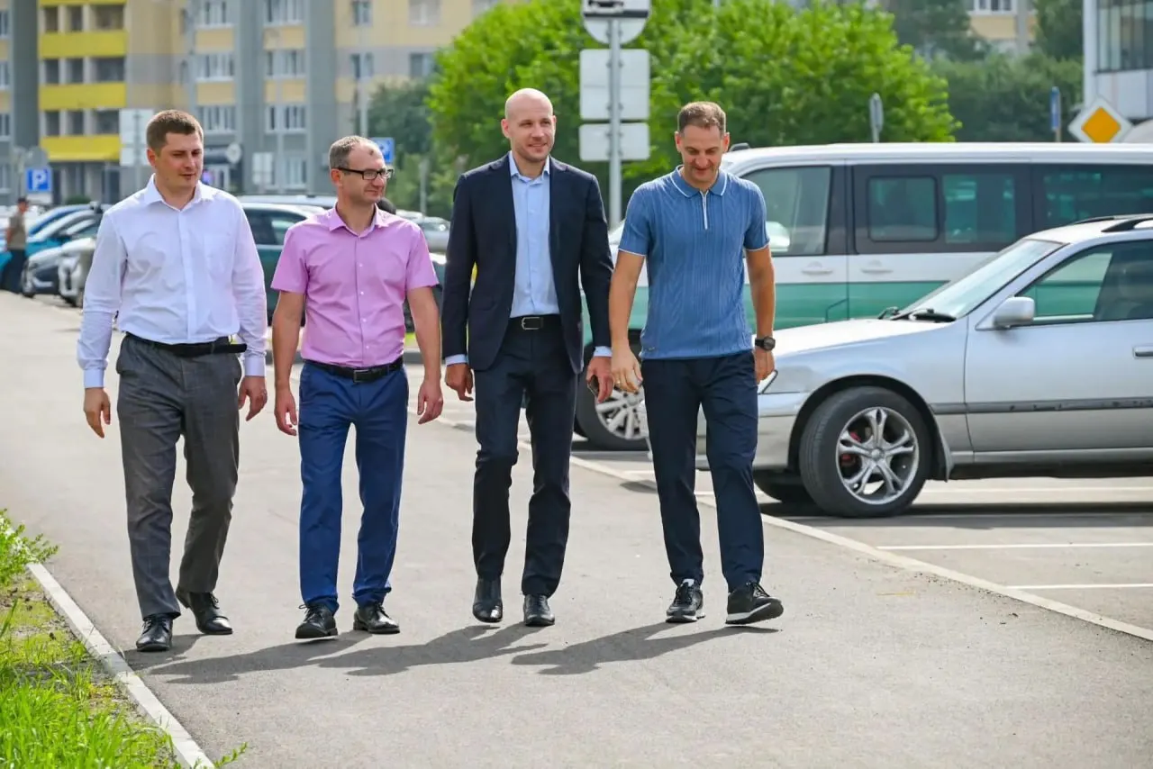 Четыре участка уже завершены — в том числе более километра на улице Взлётной. Работы продолжаются на нескольких проспектах и улицах города.
