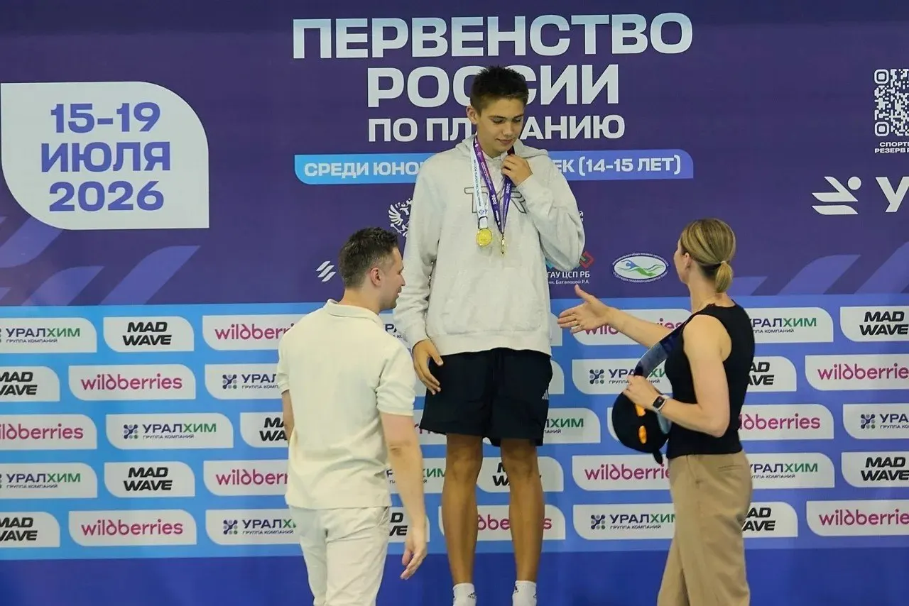 На всероссийском первенстве в Уфе 14–15-летний Никита Кузнецов из Омской области стал победителем на дистанциях 400, 800 и 1 500 м вольным стилем.