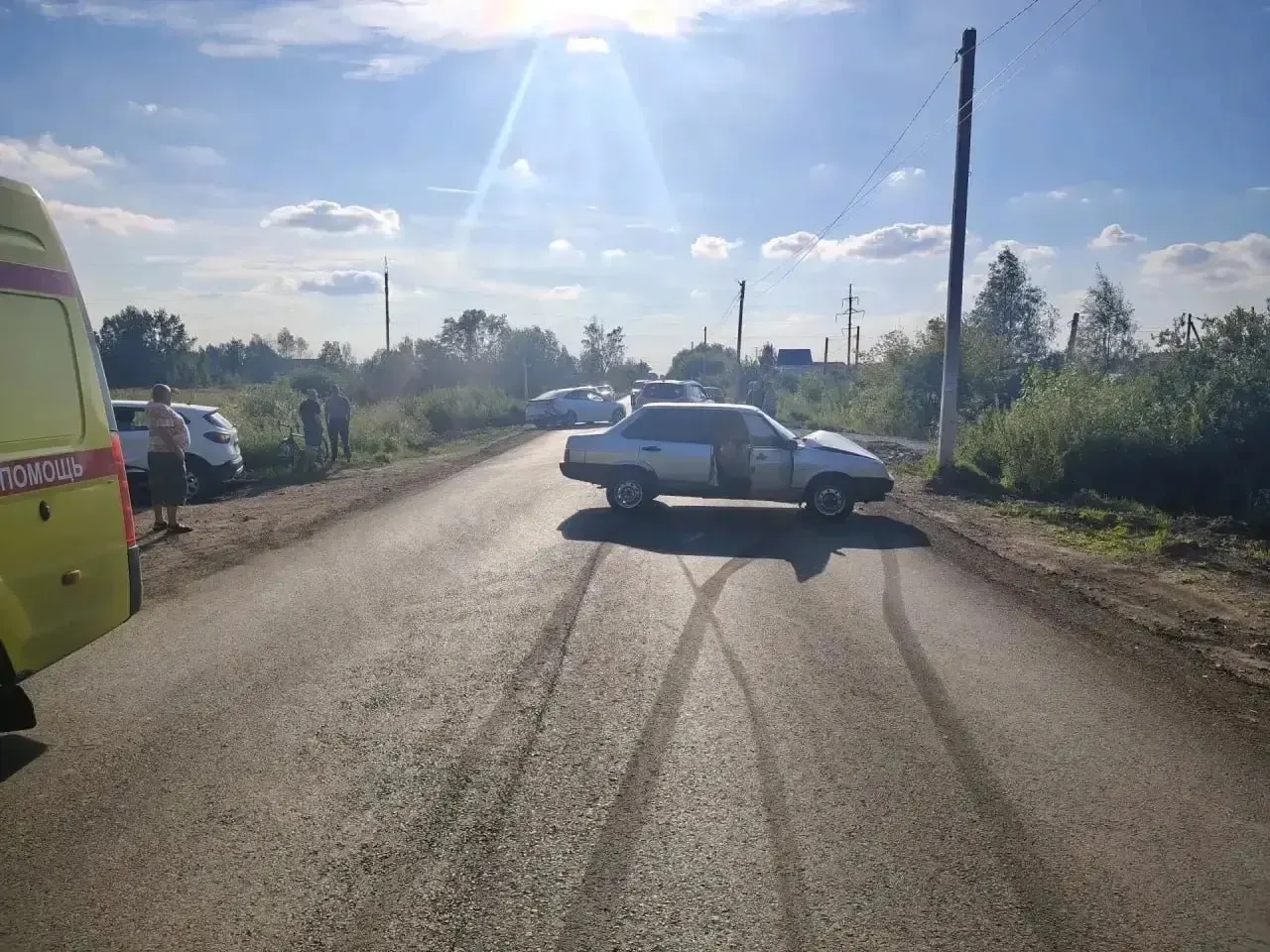 Авария в селе Морозовка: водитель «ВАЗ-21099» врезался в «Форд», ребёнку понадобилась помощь медиков; правоохранители проводят проверку.