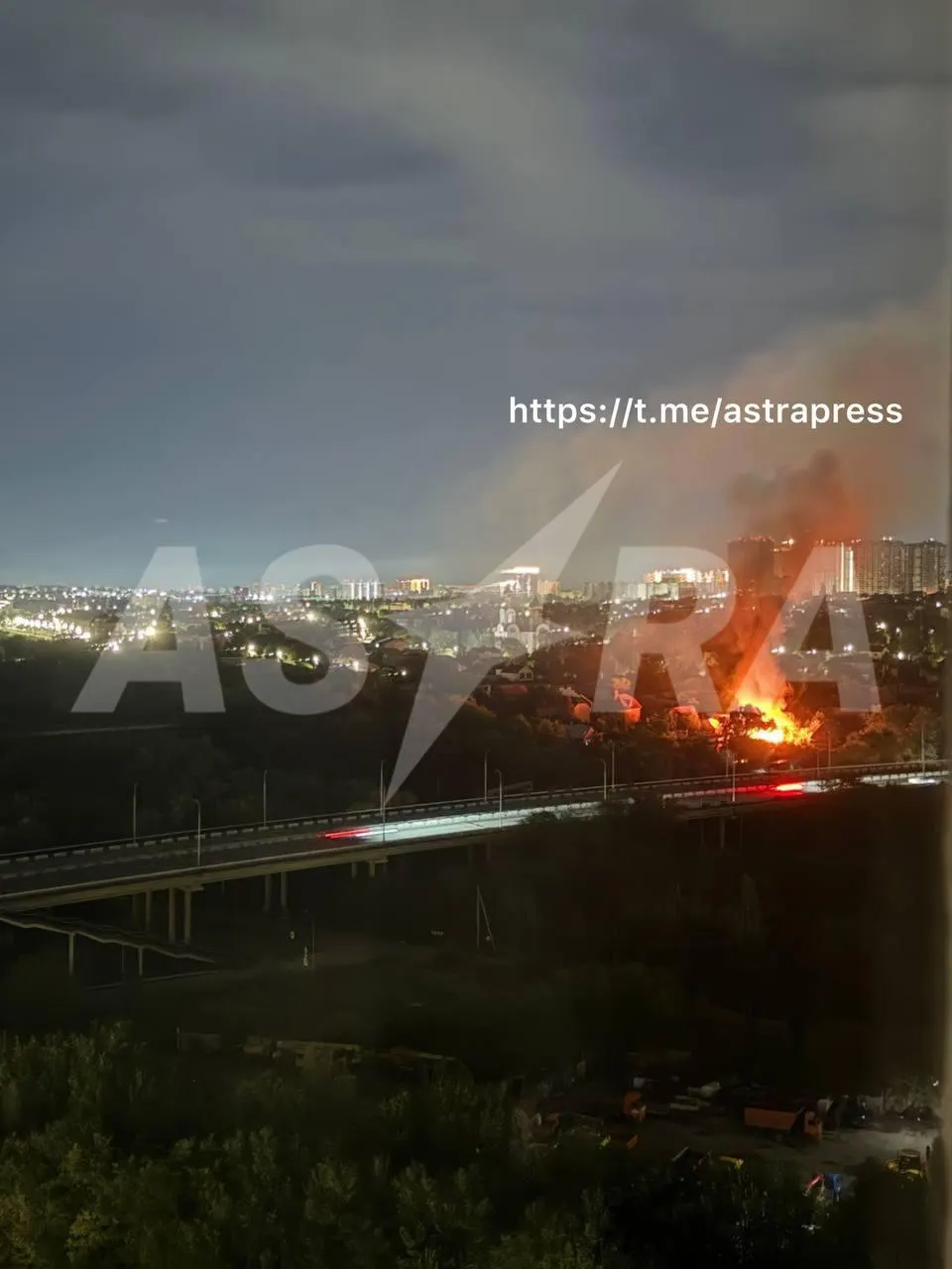 Краткий обзор ночных событий: удары беспилотников в Белгороде и Ростове, удары по Украине, рейды в ТЦ Санкт‑Петербурга, изменения в политике маркетплейсов и новые законы об мигрантах и искусственном интеллекте.