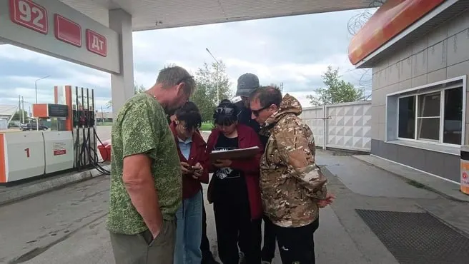 Местные жители организовали очереди и помощь на автозаправках Забайкалья: они вели списки, разрешали споры и помогали тем, кто оказался в трудной ситуации, благодаря чему удалось избежать массовых конфликтов и сократить время ожидания.