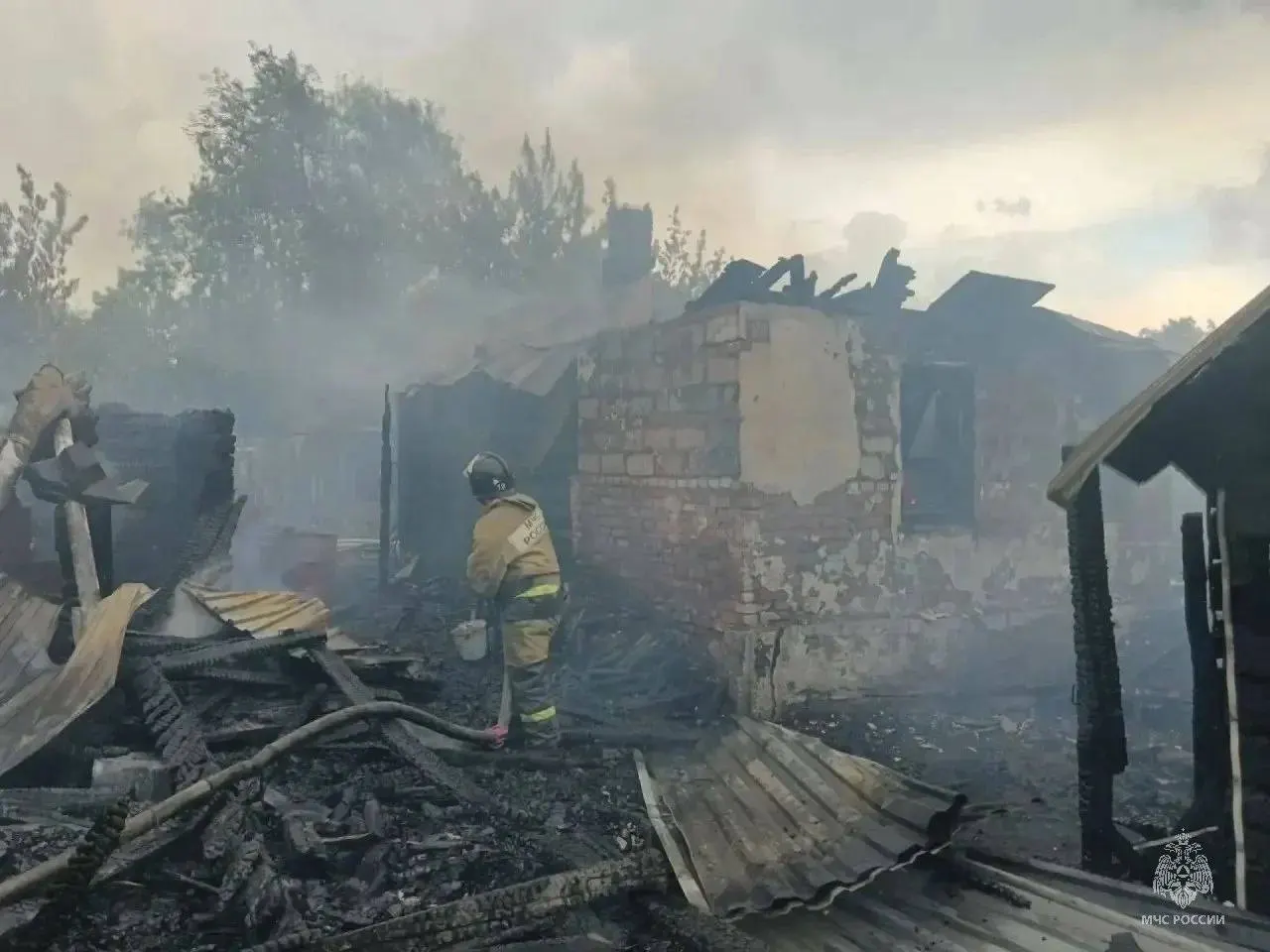 Пожар в частном доме на улице Цесовская в Бийске 17 июля уничтожил дом и надворные постройки; при разборе завалов обнаружены тела мужчины и женщины. По предварительной версии возгорание вызвано коротким замыканием в бане.