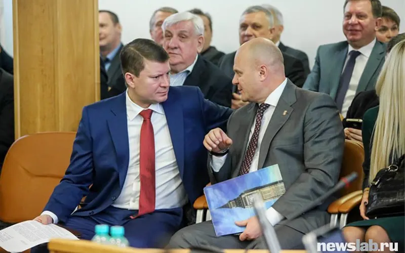 Центральный районный суд Красноярска по ходатайству защиты и с поддержкой прокуратуры закрыл от журналистов рассмотрение дела о взятках в отношении бывшего мэра Владислава Логинова; суд мотивировал решение возможным влиянием оглашённых показаний на других свидетелей.