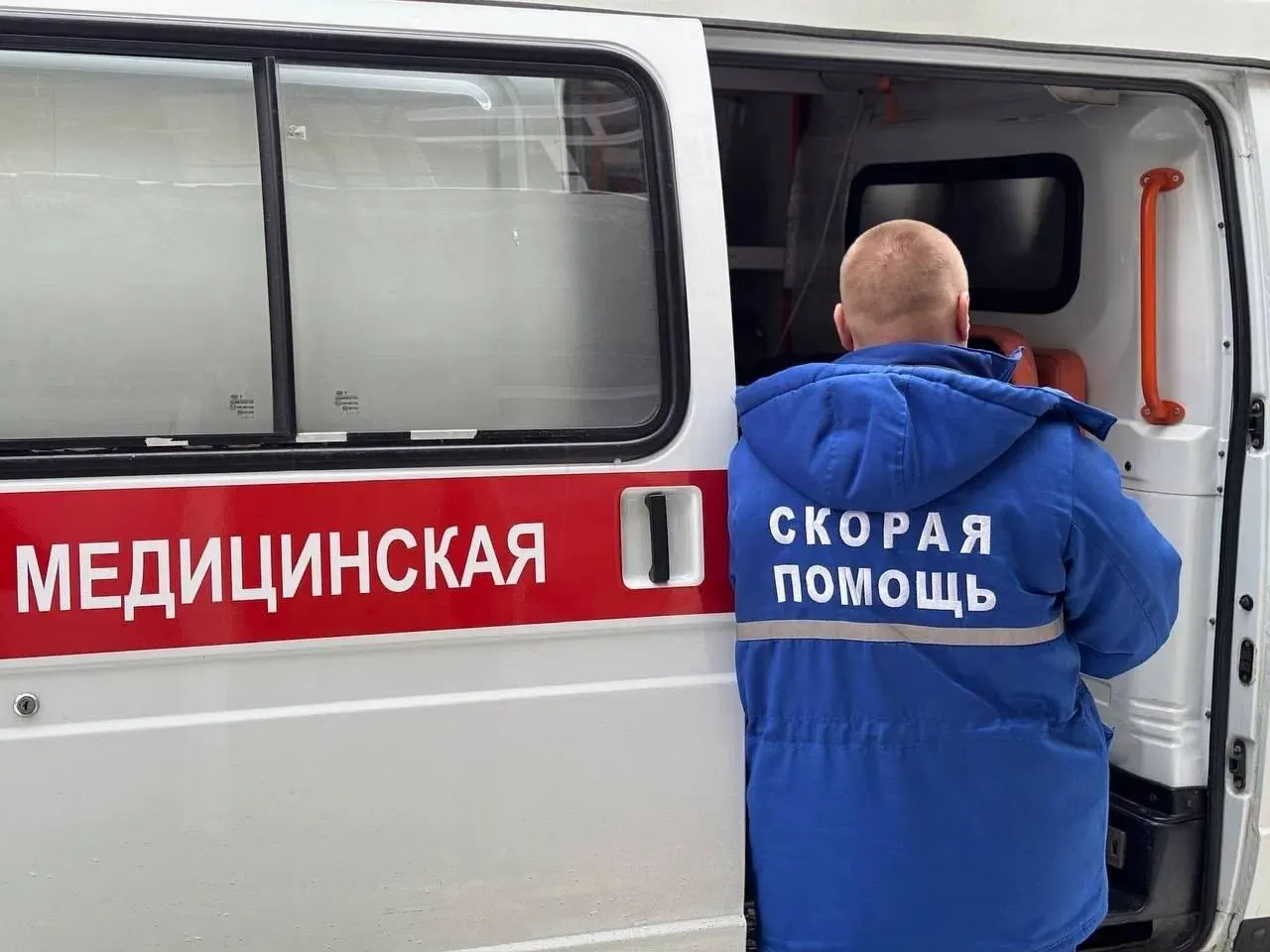 Мужчина позвонил в службу 112 и заявил о порезанных венах, прибывшие медики не нашли подтверждения. Мировой суд признал вызов ложным по статье 19.13 КоАП РФ и назначил штраф 1 000 рублей.