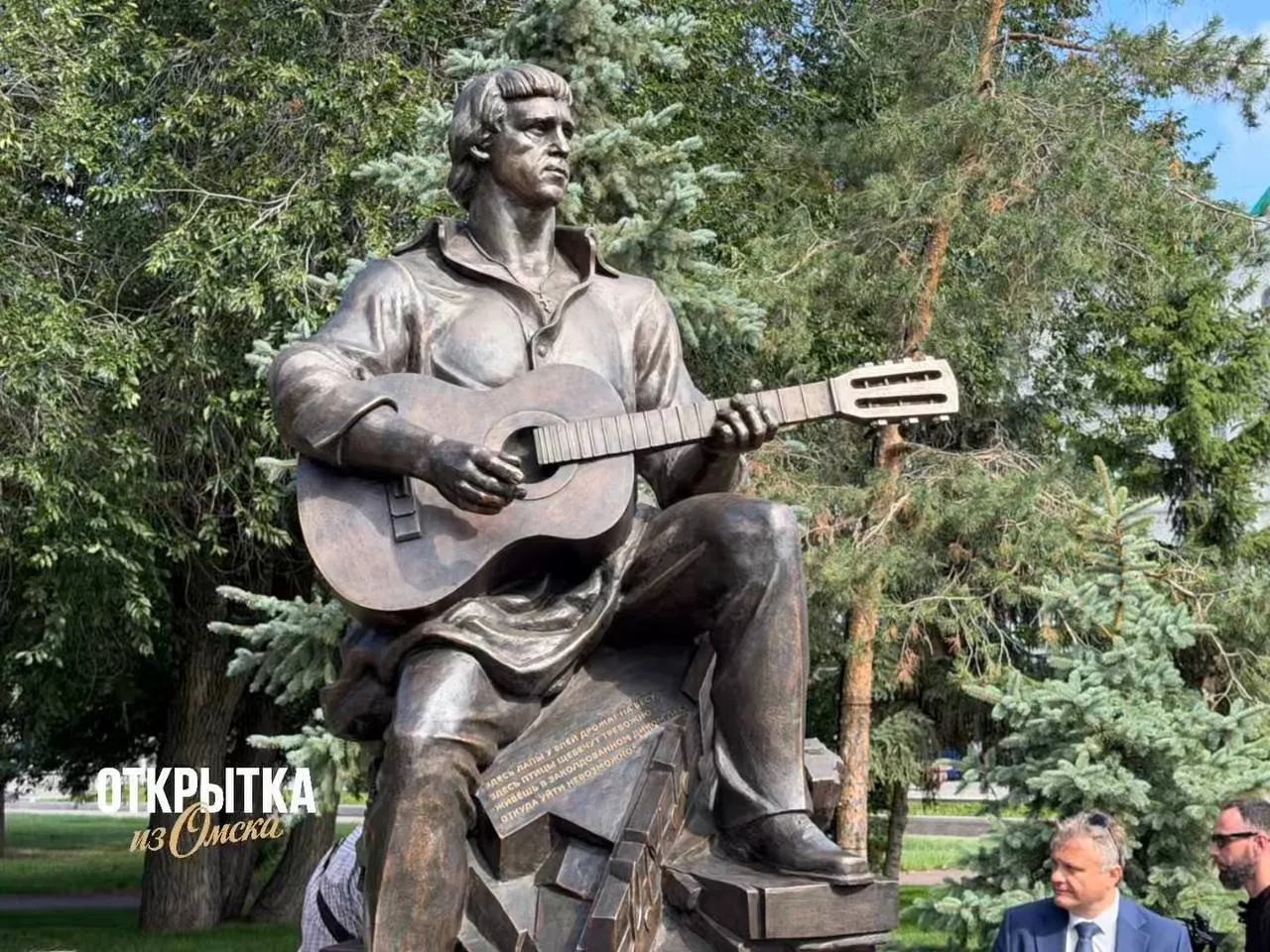 В Воскресенском сквере установили памятник Владимиру Высоцкому: на открытии присутствовали губернатор Омской области и автор монумента, рядом появился интерактивный экран с материалами о жизни и творчестве поэта.