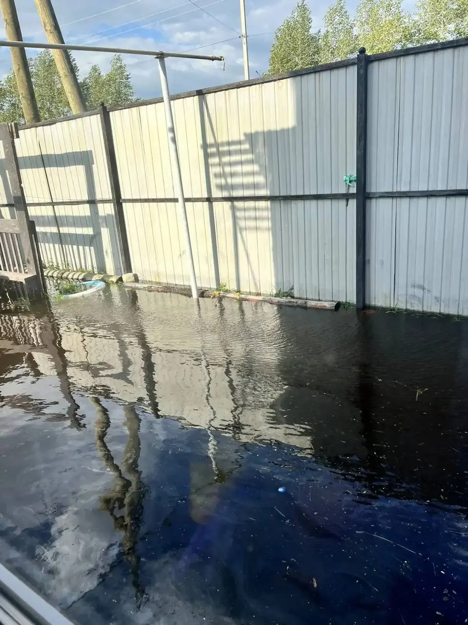 Жители Камышинского жалуются, что вода не уходит по водоотводной канаве, затапливает дома, погреба и фундаменты. Администрация приезжала, но конкретных решений люди не получили. Синоптики предупреждают о дальнейших дождях и возможных сильных осадках 14 июля.