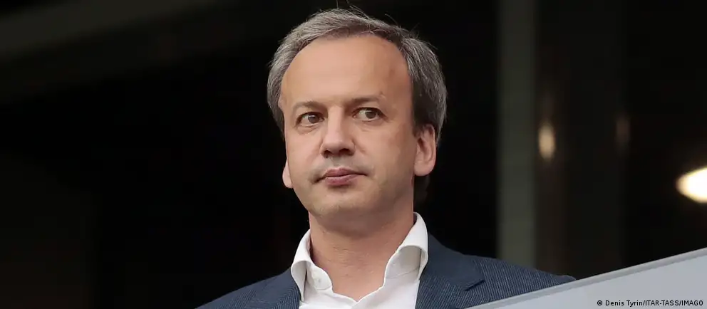 Аркадий Дворкович заявил, что будет оспаривать своё включение в санкционный список ЕС и до решения суда добровольно отказался от исполнения обязанностей президента Международной шахматной федерации. Обязанности временно перейдут к вице‑президенту ФИДЕ Вишванатану Ананду. Санкции введены в рамках 21‑го пакета ЕС.