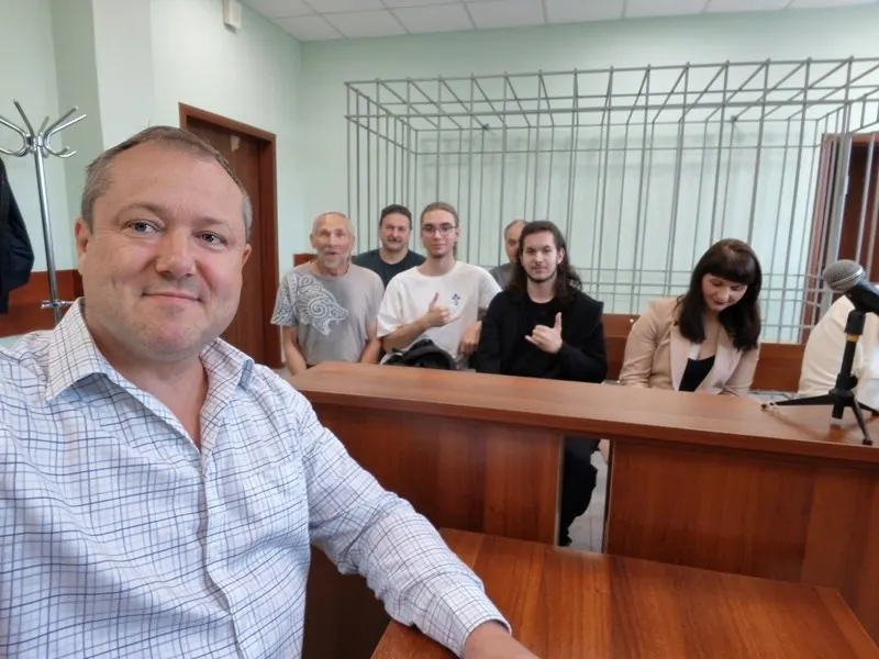 Центральный районный суд Красноярска признал невиновным Дмитрия Полушина, которого обвиняли в распространении ролика с якобы разжигающими вражду высказываниями в адрес членов партии «Единая Россия». Защита указывала на недостатки экспертизы и правовые разъяснения Верховного Суда.