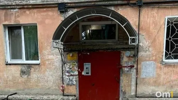 В Центральном округе разместили листовки с инструкциями и «Уголки безопасности» у входов. Ранее власти опубликовали правила поведения при сигнале «Внимание всем!» — сохранять спокойствие и укрываться в крытых помещениях или убежищах.