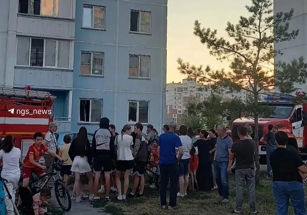 В квартире на первом этаже дома на Титова произошёл пожар. Двоих детей и нескольких жильцов эвакуировали, пострадавших госпитализировали с отравлением продуктами горения.