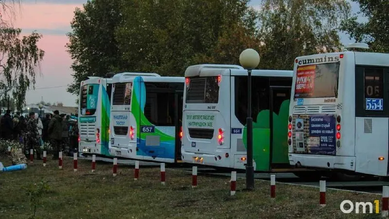 Администрация Омска объявила закупку транспортных услуг: подрядчику требуется предоставить четыре пассажирских автобуса, готовых выезжать по вызову и прибывать в пункт назначения не позднее чем через час.