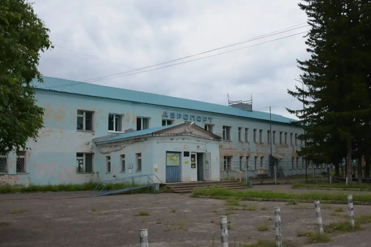 Власти и оператор аэропорта договорились о частичном финансировании текущего ремонта ВПП: аэропорт, закрытый с 1 июня, обеспечивает связь около 17 тыс. жителей Киренского округа с Иркутском.