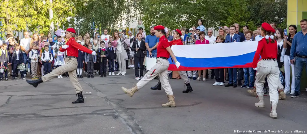 Во многих регионах России родители жалуются: школы не принимают детей в 10-е классы и предлагают идти в колледжи. Родители и эксперты связывают это с ужесточением отбора, политикой в сфере образования и потребностями рынка труда.