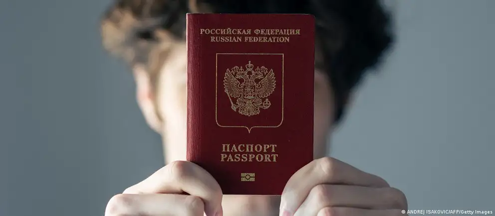 Под давлением Франции и Италии Евросоюз планирует ограничить визовый запрет только тем, кто непосредственно участвовал в боевых действиях в Украине; расширены исключения и отменена презумпция участия.
