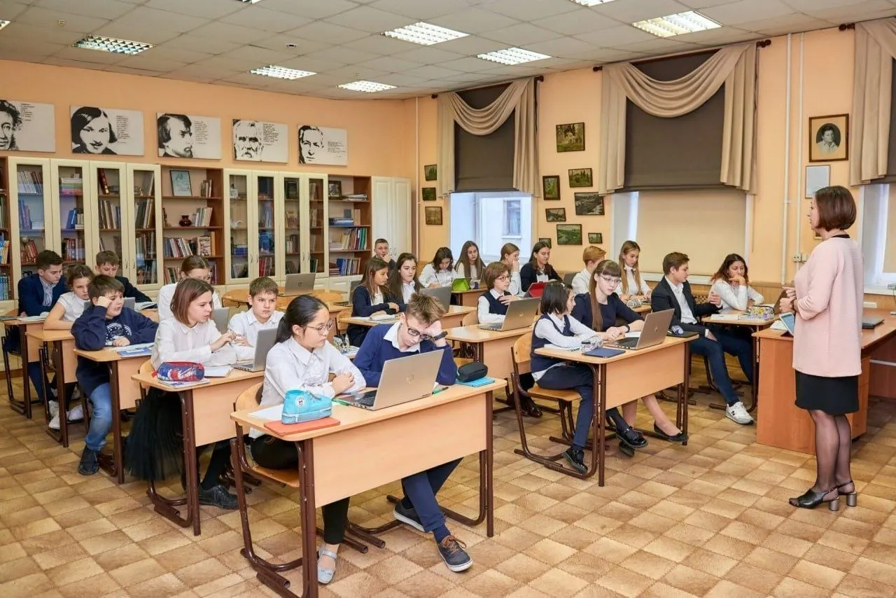 Указ закрепляет особый статус профессии и вводит гарантии для педагогов: наставничество для новичков, бесплатные государственные электронные образовательные ресурсы, бесплатная юридическая помощь и присвоение звания «Ветеран труда» при стаже от 25 лет.