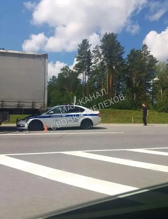 Во время преследования на федеральной трассе полицейская машина врезалась в грузовик — двое офицеров пострадали, водителя Audi сейчас разыскивают.
