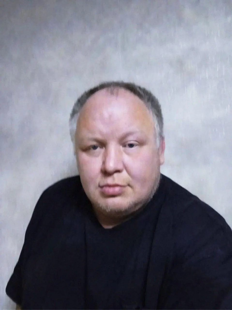 Апелляционный военный суд снизил срок Петра Мыльникова с 15 до 14 лет 10 месяцев. Из приговора исключили отягчающее обстоятельство — мотив политической ненависти; защита требовала отмены обвинений.