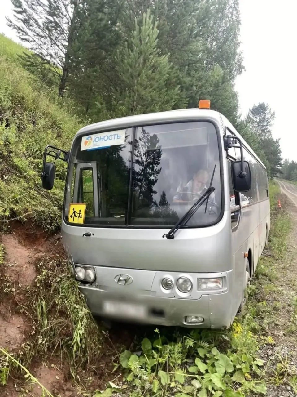 В Березовском районе автобус с 29 детьми съехал в кювет на дороге Маганск—Береть—Урман. Врезультате ДТП никто не пострадал.