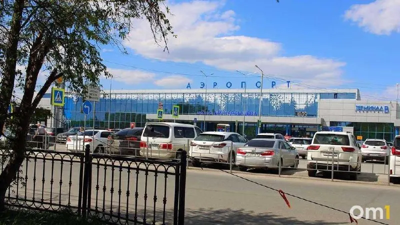 Утром 14 июля в аэропорту Омска изменились рейсы: по направлениям в Москву и Санкт-Петербург зафиксированы задержки до 7,5 часов, следует из онлайн-табло.