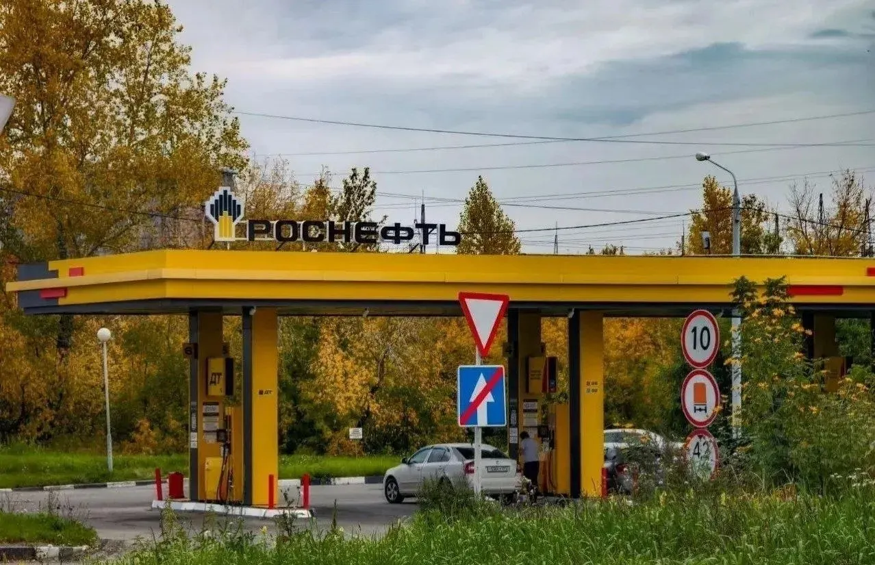 В регионе установили ограничения на выдачу бензина и дизеля: операторы фиксируют номер автомобиля и проверяют, не превышен ли суточный лимит, нормы различаются по районам.