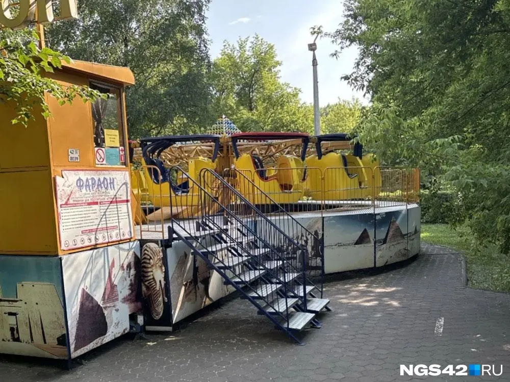 В одном из городских парков «Фараон» на большой высоте внезапно начал резкое вращение кабинок. Надзорные органы проверили инцидент, однако в администрации сообщили, что глобальной модернизации не планируется — ограничатся проверками и предписаниями при необходимости.
