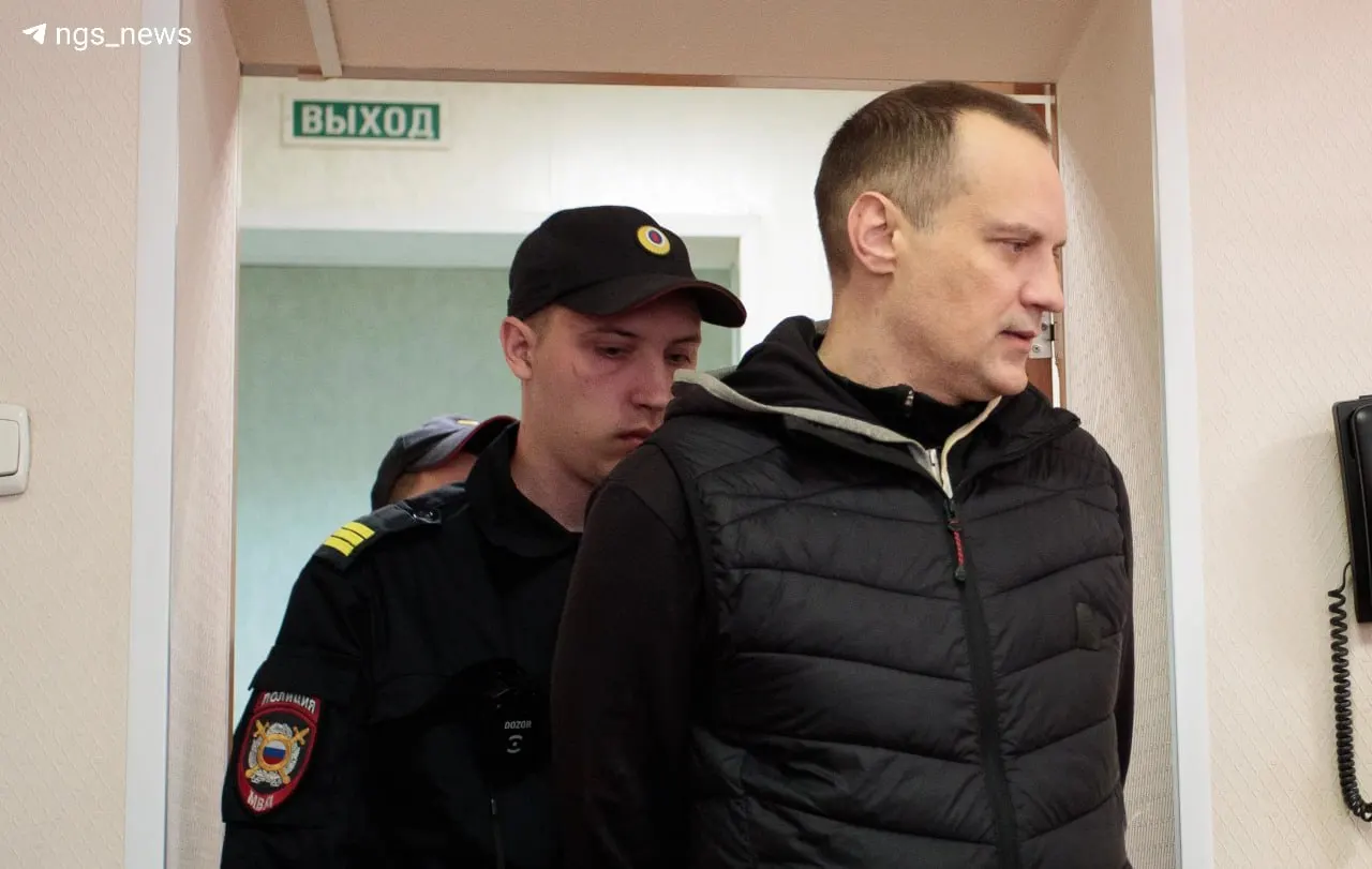 Суд ужесточил наказание Денису Архипову: ему назначили 3,5 года колонии общего режима, обязали возместить 220 млн рублей и поместили под стражу в зале суда.