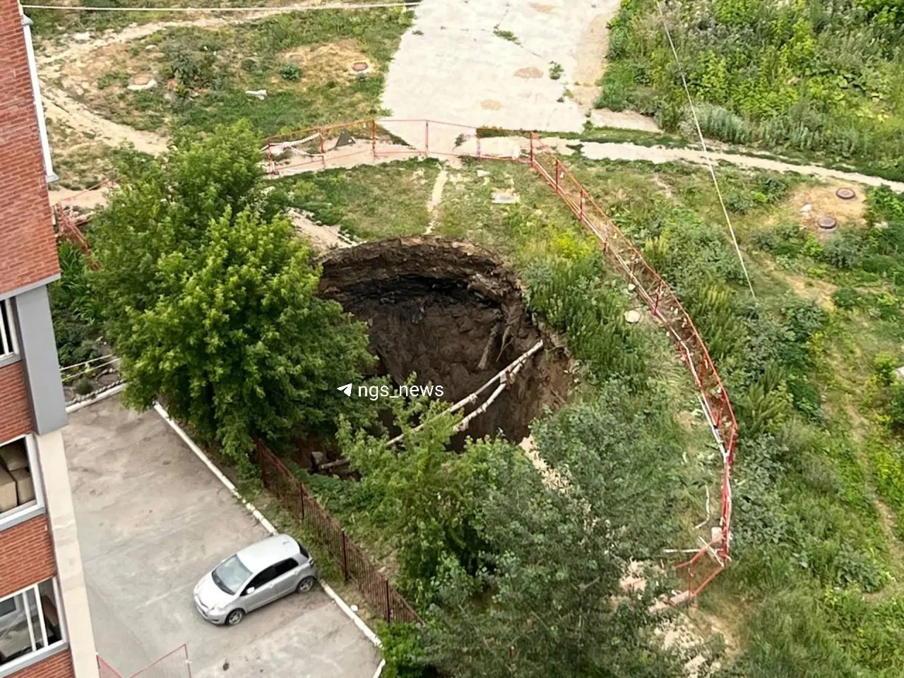 Вечером 12 июля в Ленинском районе из‑за аварии на магистральном водопроводе отключили холодную воду — в результате на одной из улиц Горского образовалась большая яма. Специалисты оградили место и восстановили подачу воды.