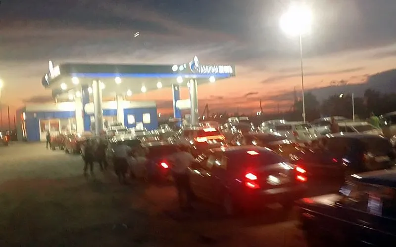 В нескольких регионах Сибири — от Новосибирской и Кемеровской областей до Алтайского края и юга Якутии — фиксируют дефицит топлива: очереди на заправках, ограничения на розлив в канистры и риски для сельского хозяйства и ЖКХ.