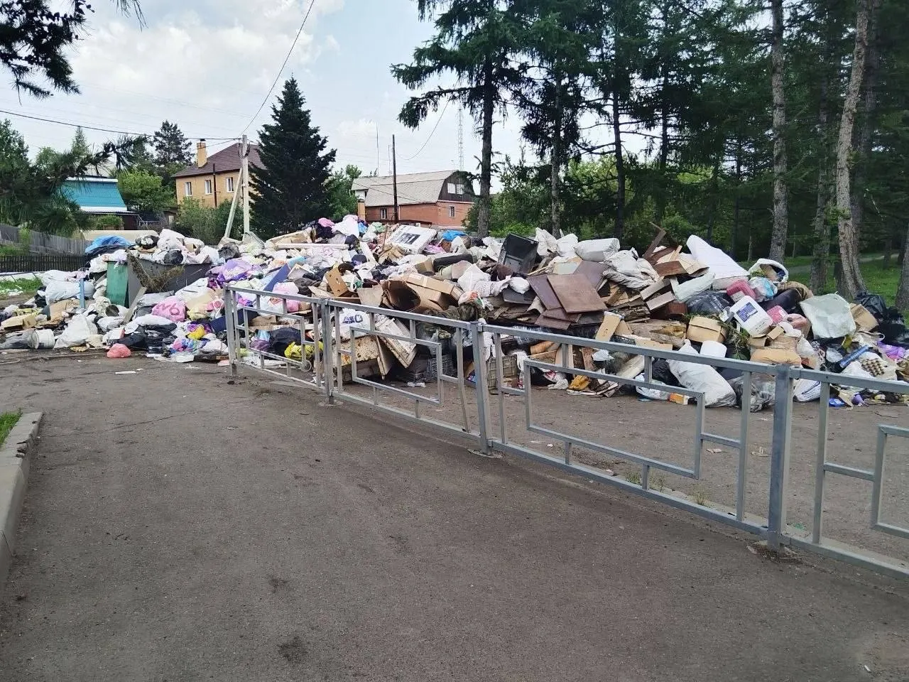 На круглом столе в крае представители отрасли назвали главные причины сбоев в вывозе мусора — дефицит техники, запаркованные дворы, несанкционированные свалки и заниженные нормативы. Минэкологии анонсировало корректировку нормативов и пересмотр тарифов к октябрю, конкретных цифр не называют.