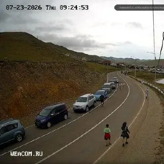 С материковой стороны выстроились более 20 автомобилей, затор растянулся почти на полкилометра. На островной части пробок нет. Ситуацию осложнило сокращение числа работающих паромов.