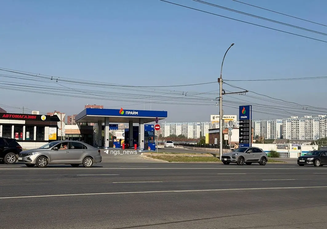 Жители города уже десять дней сталкиваются с дефицитом бензина: автомобилисты выстраиваются в очереди на АЗС, одна из станций на Нарымской, 31 остаётся закрытой.