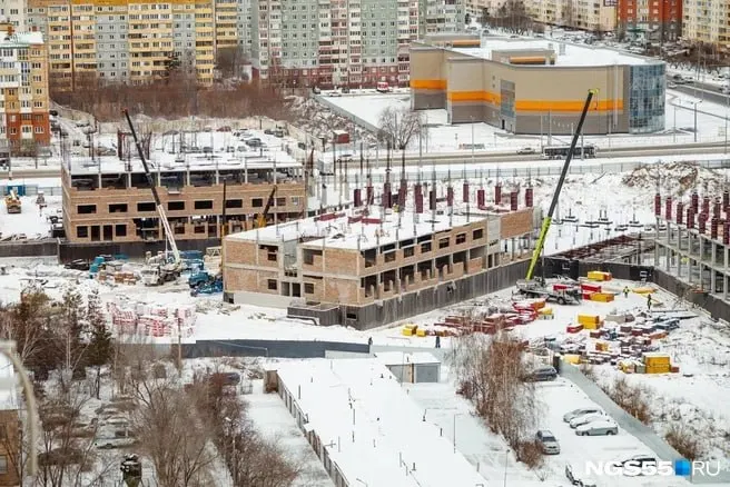 Инфекционный детский стационар на Перелёта в Омске готов лишь на 9,67%. В 2025 году стройку принял новый подрядчик, выполнение работ запланировано до IV квартала 2027 года.