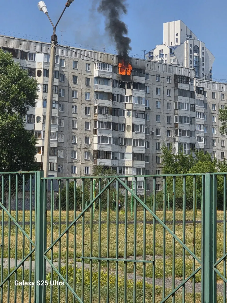 В десятиэтажном доме на улице Папанинцев загорелись два балкона на девятом этаже. Площадь пожара — около 20 кв. м, жильцы эвакуированы, пострадавших нет.