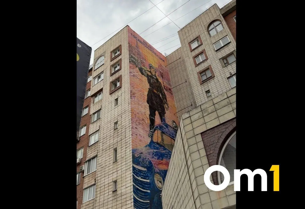 На фасаде дома на улице Масленникова завершили роспись, посвящённую 90‑летию Госавтоинспекции. Образ взят из картины Василия Волкова, современную интерпретацию сделал граффитист Эдвин Франк — на мурале изображена первая женщина‑регулировщица Омской области, Любовь Низовцева.