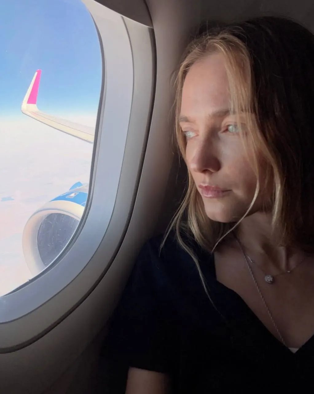 Живущая в Нью-Йорке модель прилетела в Омск рейсом из Ташкента, приурочив визит к дню рождения; в самолёте она не сдержала слёз и поделилась эмоциями в своём блоге.
