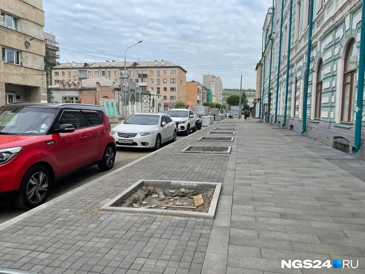 Для высадки на Кирова подготовили площадки с гравием и почти бетонной обкладкой корневой зоны — при таких условиях растения, по мнению специалиста, будут чахнуть и могут погибнуть.